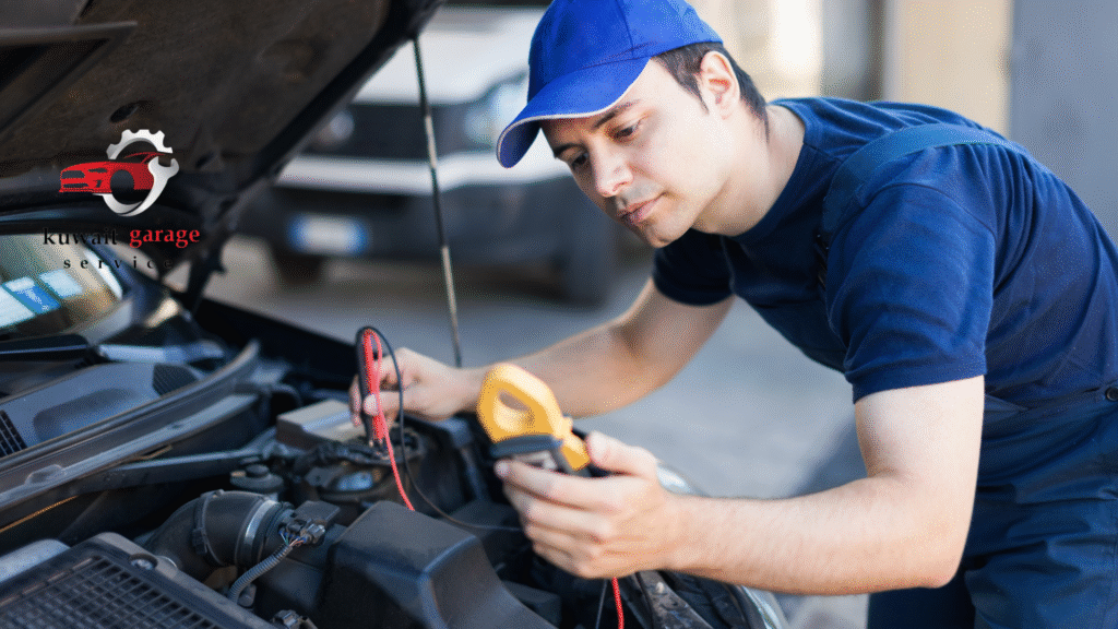 كهربائي سيارات متنقل محترف يقوم بفحص كهرباء سيارة في الكويت